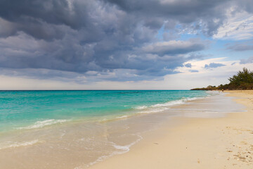 Fototapeta na wymiar Piękna piaszczysta plaża, widok na ocean, wyspa Kuba
