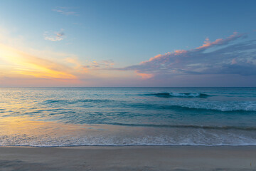 Piękna piaszczysta plaża, widok na ocean, wyspa Kuba - obrazy, fototapety, plakaty