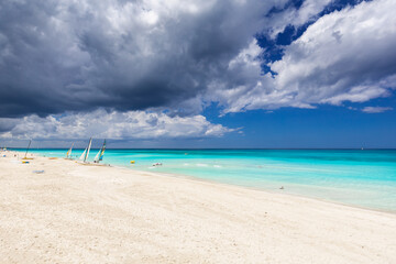 Tapeta, piękna piaszczysta plaża, widok na ocean, wyspa Kuba, krajobraz - obrazy, fototapety, plakaty