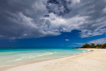 Piękna piaszczysta plaża, widok na ocean, wyspa Kuba - obrazy, fototapety, plakaty