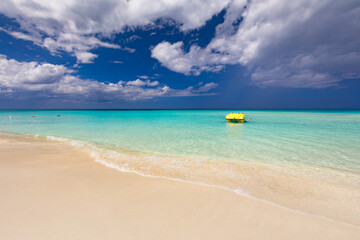 Egzotyka, piękne miejsce, piaszczysta plaża i niebieskie niebo, widok na ocean, wyspa Kuba, tapeta