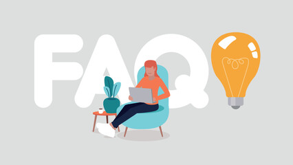 Adobe Illustrator ArtworkVektor-Illustration der Buchstaben FAQ, daneben eine Glühbirne, im Vordergrund eine Frau, die auf einer Couch mit ihrem Laptop sitzt - Inspiration und Innovation Konzept