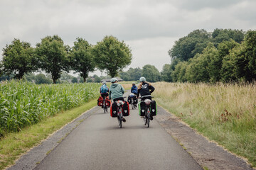 Familie radelt während einer Radreise auf einem Radweg durch das westliche Münsterland