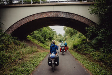 Unterquerung einer Brücke - Familie radelt während einer Radreise durch das Münsterland auf dem Radschnellweg Radbahn zwischen Coesfeld und Rheine, Kreis Coesfeld, Baumberge