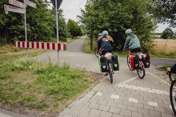 Familie radelt während einer Radreise durch das Münsterland auf dem Radschnellweg Radbahn zwischen Coesfeld und Rheine, Kreis Coesfeld, Baumberge