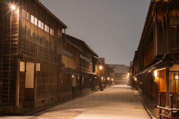 雪降る冬の夜 石川県金沢市の街並み