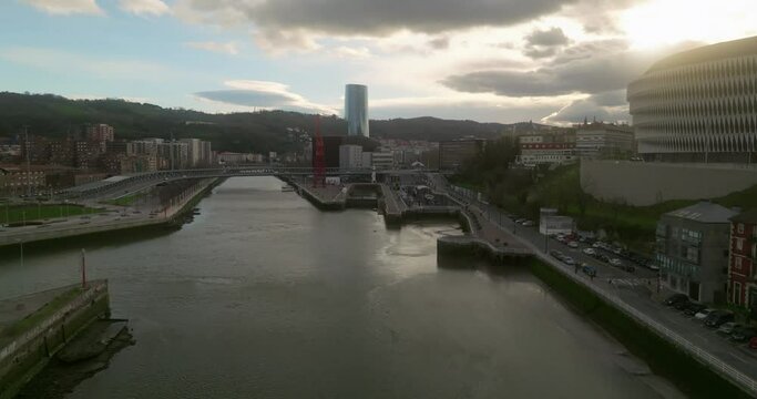 Alejamiento de la ciudad a vista de dron a contraluz