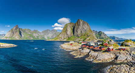 Rote Holzhäuser  im  Ort Hamnøy auf den Lofoten in Norwegen