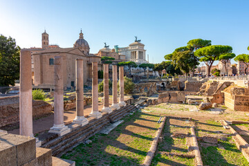 Obraz premium Ruins of Roman Forum and Vittoriano monument in Rome, Italy