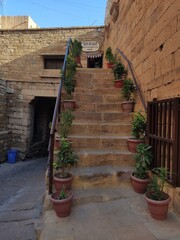 Escalier près d'un temple hindou, religieux et historique, en pierre taillée, ancienne civilisation, exploration culturelle et historique, montée des marches, architecture d'une beauté resplendissante
