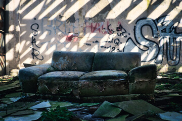 Sofa in front of a Wall - Verlassener Ort - Beatiful Decay - Verlassener Ort - Urbex / Urbexing -...