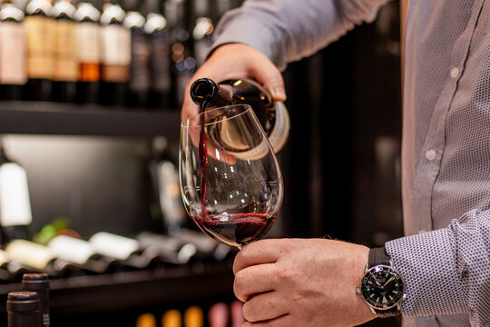 Servindo vinho