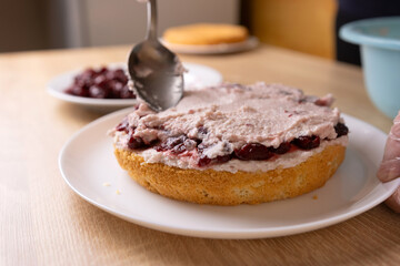 The cake is filled with a sweet filling. Making cakes.