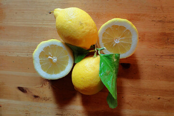 limoni sul tavolo di legno, lemons on wooden table  - 760646549