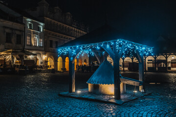Historic well on the market of Kazimierz Dolny, Poland. Night view