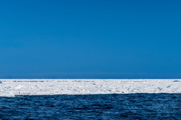 Obraz premium 青空と網走の流氷