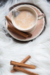 Taza de té de canela matcha latte