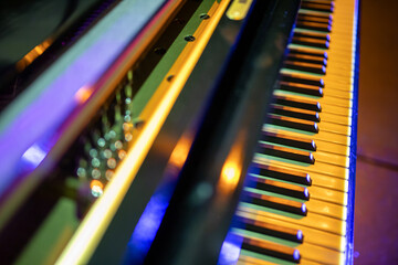 Piano Antiguo con colores