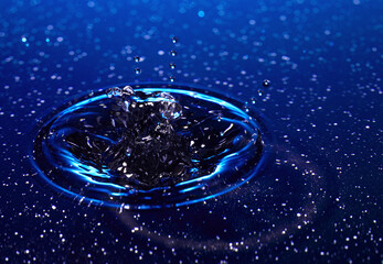 Splash - spadająca kropla wody w ujęciu makrofotografii - obrazy, fototapety, plakaty