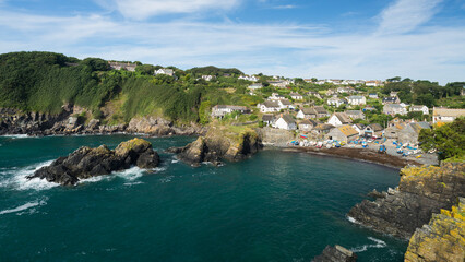 Der malerische Küstenort Cadgwith leuchtet in der Morgensonne, Cornwall, Grossbritannien