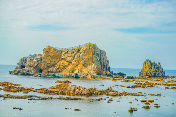 海辺の岩と神社