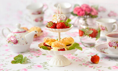 Obraz na płótnie Canvas cake with strawberries and cream on a table
