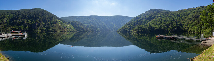 Panorámica del paisaje de naturaleza con montañas verdes reflejadas en el agua del río Sil en la...