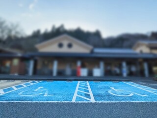 駐車場の青色で表示する障害者専用駐車レーン