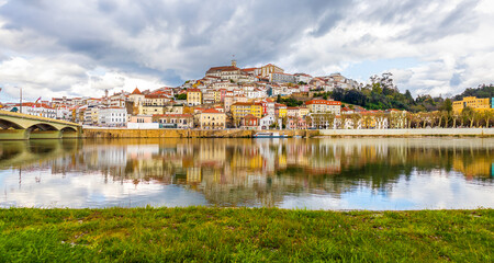 Panoramic view of Coimbra from the left bank of the Mondego River. University of Coimbra. 