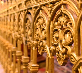 Kunstvoll gestaltetes Geländer im Gebetsraum	