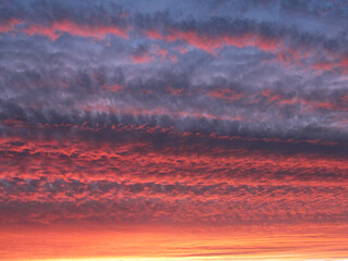 Hermoso cielo arrebol al atardecer