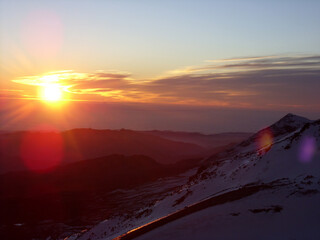 hermoso e impresionante atardecer en las altas cumbres nevadas