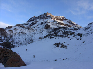 Subiendo hacia la cumbre del volcán Tolhuaca