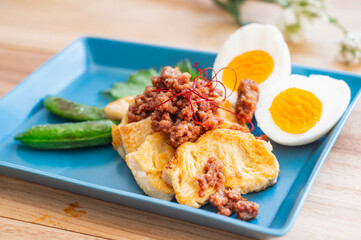 肉味噌をのせた冷凍豆腐