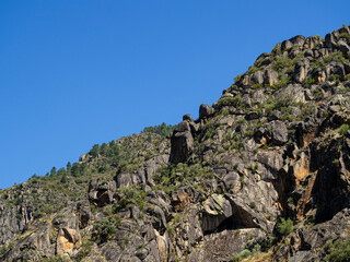 Orografía rocosa en un día de verano, piedras con formas diferentes vistas en la Ribera Sacra de...