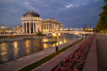 Skopje bei Nacht, Nordmazedonien - obrazy, fototapety, plakaty