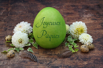 L'inscription espagnole se traduit par Joyeuses Pâques.