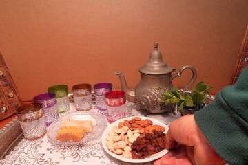 ramadan mano cogiendo frutos secos  despues del ayuno