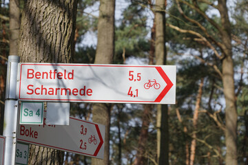 Bentfeld, Scharmede, Wegweiser, Schild für Radfahrer und Wanderer zur Orientierung im Kreis...
