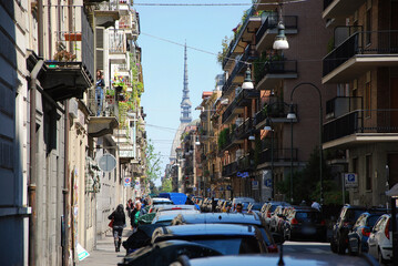 Una strada di Torino con la Mole Antonelliana nello sfondo.