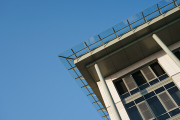 Obraz premium Beautiful modern business building against the sky