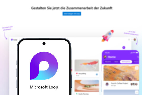 Microsoft Loop-Website wird auf einem modernen Smartphone angezeigt, Website der Online-Kollaborationsplattform von Microsoft dahinter, Aufgaben, Projekte, Arbeitsbereich organisieren, teilen
