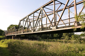 Alte Eisenbahnbrücke über den Fluss Ruhr bei Menden im Sauerland	