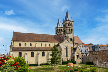 Fototapeta premium Collegiate Church of Notre-Dame (Collegiale Notre-Dame de Melun) founded in 11th century by Robert II of France. Melun, Seine-et-Marne department, France.