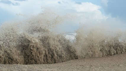Sturm treibt Wellen an den Strand