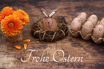 Grußkarte Frohe Ostern. Ostergruß mit Blumenstrauß und Ostereiern auf rustikalem Holztisch.