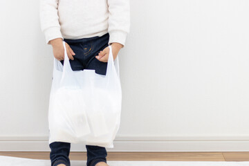 ビニール袋を持つ女の子の下半身（3歳、日本人）