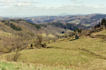 Góry Kamienne - widok spod przełęczy pod Gomólnikiem Małym wiosną 