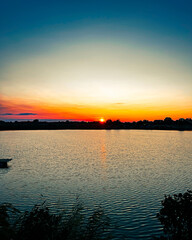 Zachód słońca nad jeziorem 