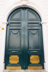 Old ornate door in Paris - typical old apartment buildiing. - 760886114